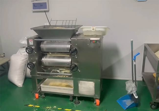 Machine pour moudre les noix et les haricots en atelier