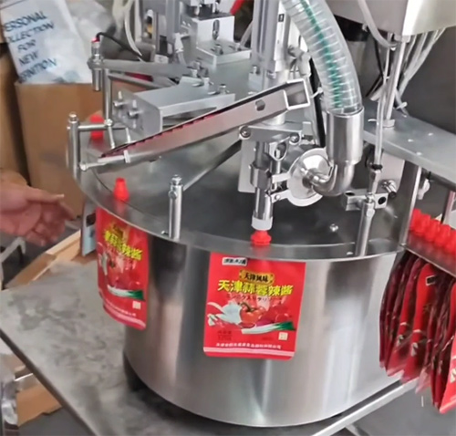 Étude de cas - comment un producteur de Sauce Chili Chunky a choisi un remplisseur à Piston pneumatique pour un sac à bec