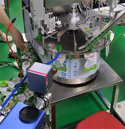 Marquage Laser intégré et bouchage de remplissage de poche pour l’impression automatique de numéro de lot